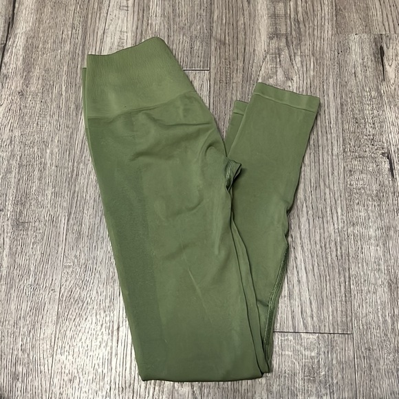 - SOLD - Alphalete Amplify leggings - Dusty Green (S) - Picture 2 of 4